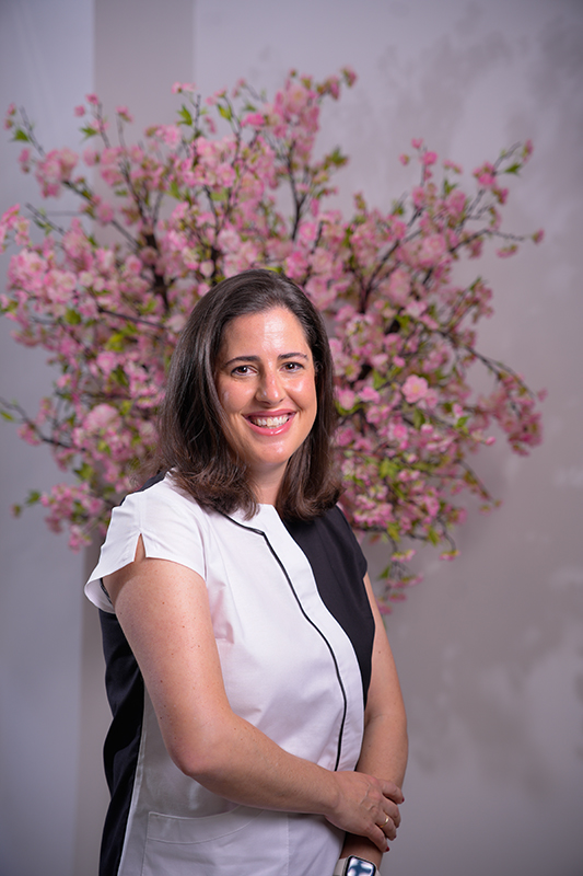 Doctora Lucía con fondo de árbol