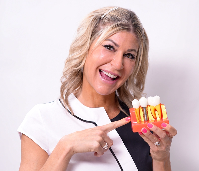 Dra Aída con figura de dentadura