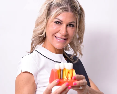Dra Aída con figura de dentadura