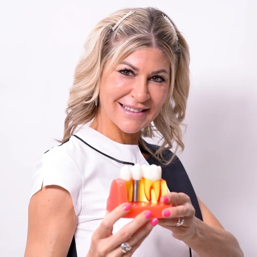 Dra Aída con figura de dentadura